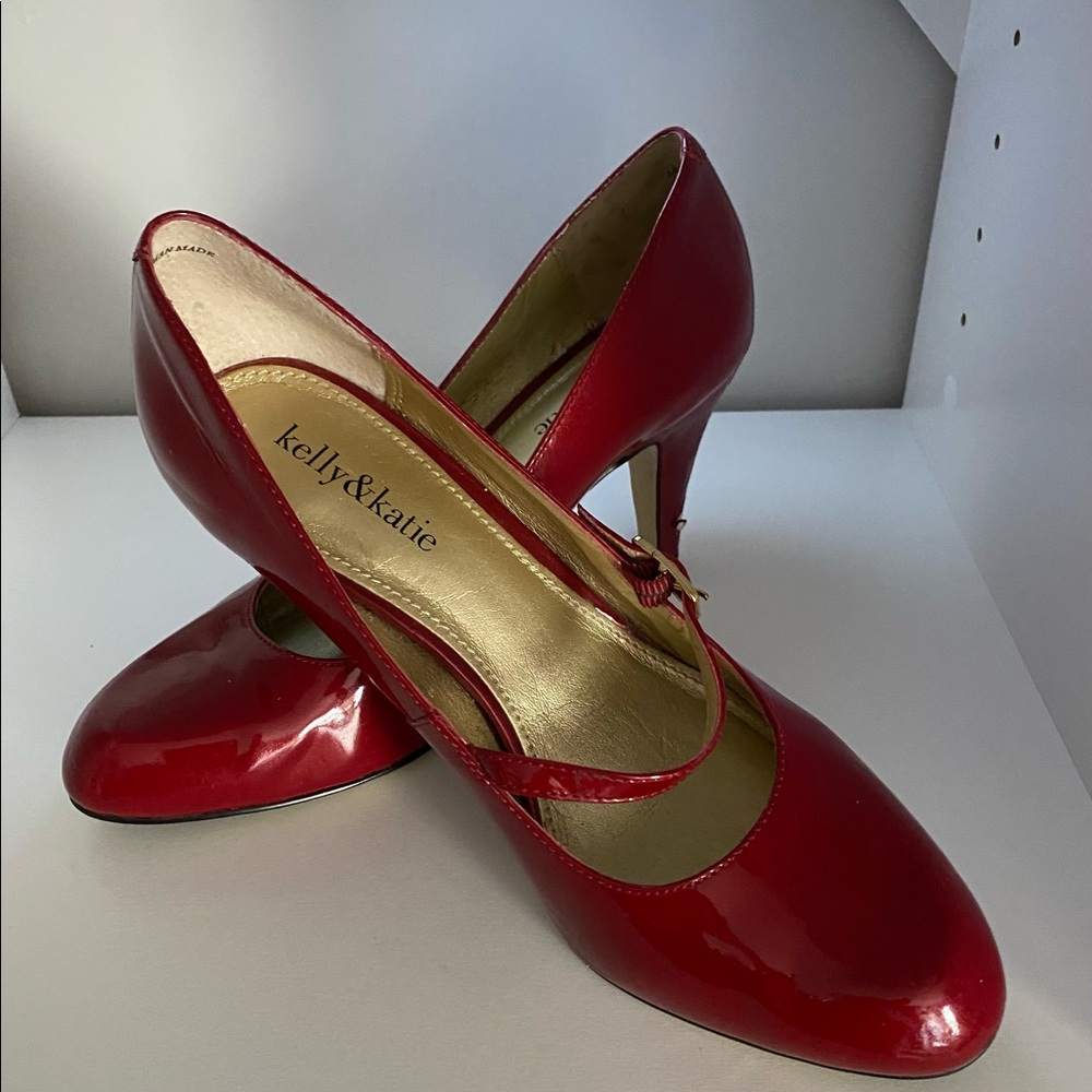 Just the right POP of color, reddish, burgundy patent leather Mary Jane. 💃🏽